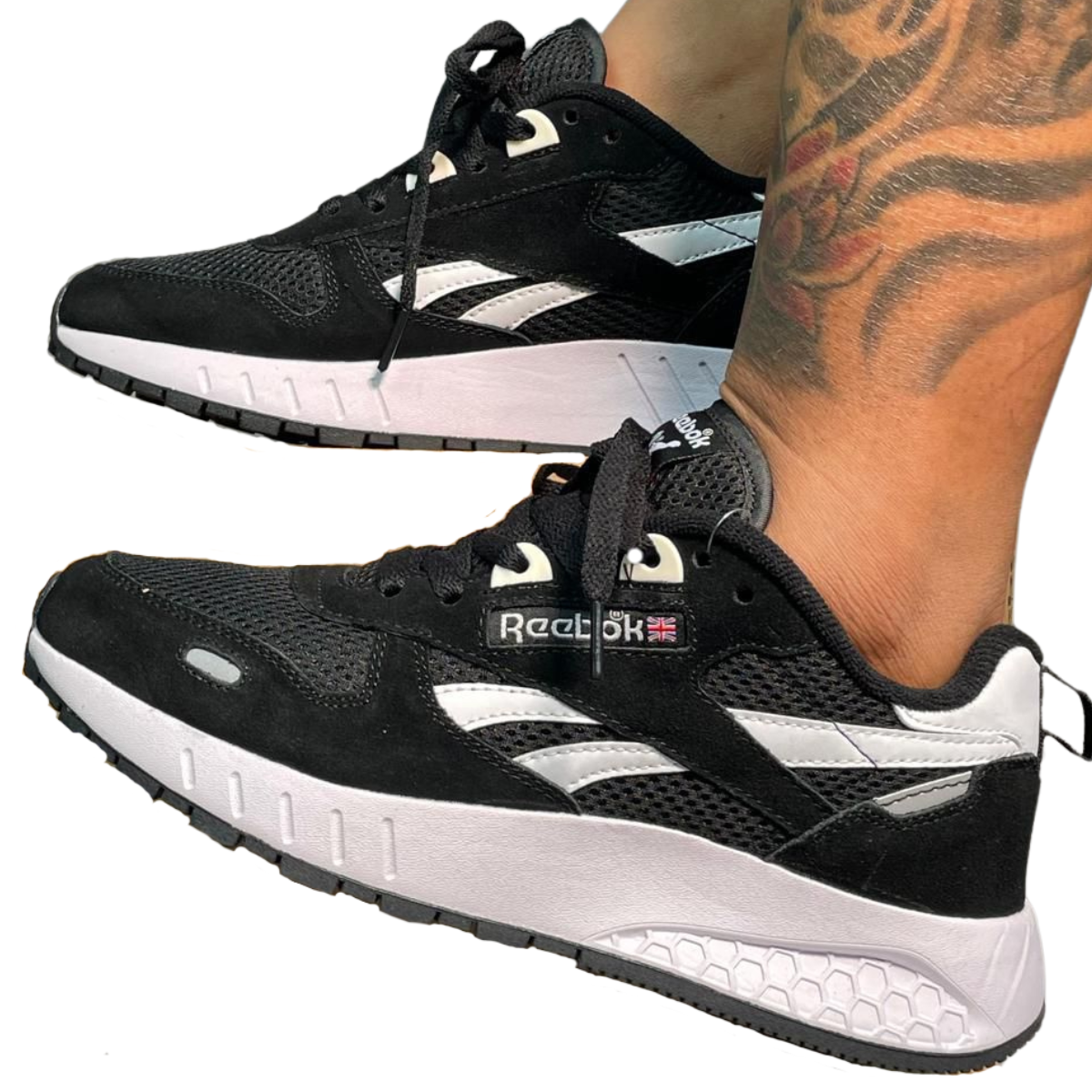 REEBOK ZAPATILLAS HOMBRE: Comodidad, Estilo y Rendimiento en un Solo Calzado Si estás buscando REEBOK ZAPATILLAS HOMBRE que combinen estilo, comodidad y rendimiento, has llegado al lugar indicado. En Onlineshoppingcenterg, ofrecemos una amplia gama de zapatillas Reebok para hombre que satisfacen todas tus necesidades, desde modelos clásicos hasta los más recientes lanzamientos.  ¿Por Qué Comprar REEBOK ZAPATILLAS HOMBRE? Las REEBOK ZAPATILLAS HOMBRE se han destacado durante décadas por su calidad, durabilidad y diseño innovador. No importa si eres un amante de los deportes, un aficionado del running o simplemente alguien que valora la comodidad en su calzado diario, Reebok tiene el par perfecto para ti. A continuación, te contamos por qué deberías considerar adquirir un par de zapatillas Reebok:  1. Calidad Garantizada Las zapatillas Reebok están diseñadas para ofrecerte la mejor calidad. Fabricadas con materiales resistentes y tecnología avanzada, estas zapatillas están hechas para durar, brindándote el soporte que necesitas en cada paso.  2. Estilo para Cada Ocasión Reebok ofrece una amplia variedad de estilos para que encuentres el par ideal. Desde los icónicos Tenis Reebok hombre clásicos hasta las modernas zapatillas Reebok para hombre, hay un modelo para cada preferencia. Además, en nuestra tienda encontrarás Reebok classic hombre, perfectos para quienes buscan un look retro con un toque moderno.